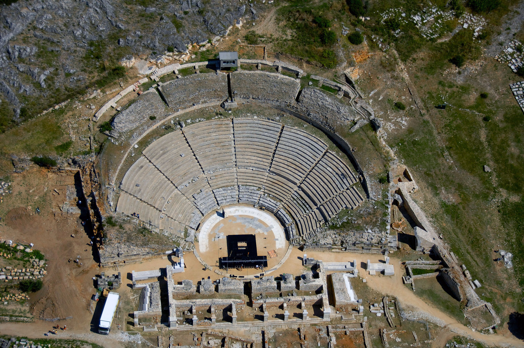 «ΑΝΑΜΕΣΑ ΣΤΑ ΕΡΕΙΠΙΑ ΤΩΝ ΕΛΕΥΘΕΡΩΝ ΠΟΛΙΟΡΚΗΜΕΝΩΝ» Αρχαίο Θέατρο Φιλίππων
