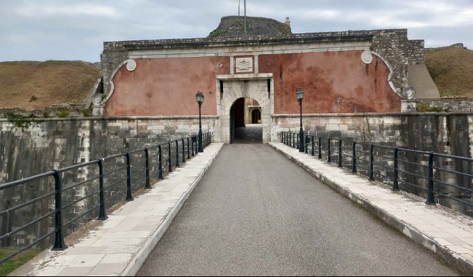 Άποψη της γέφυρας και της εισόδου στο Φρούριο