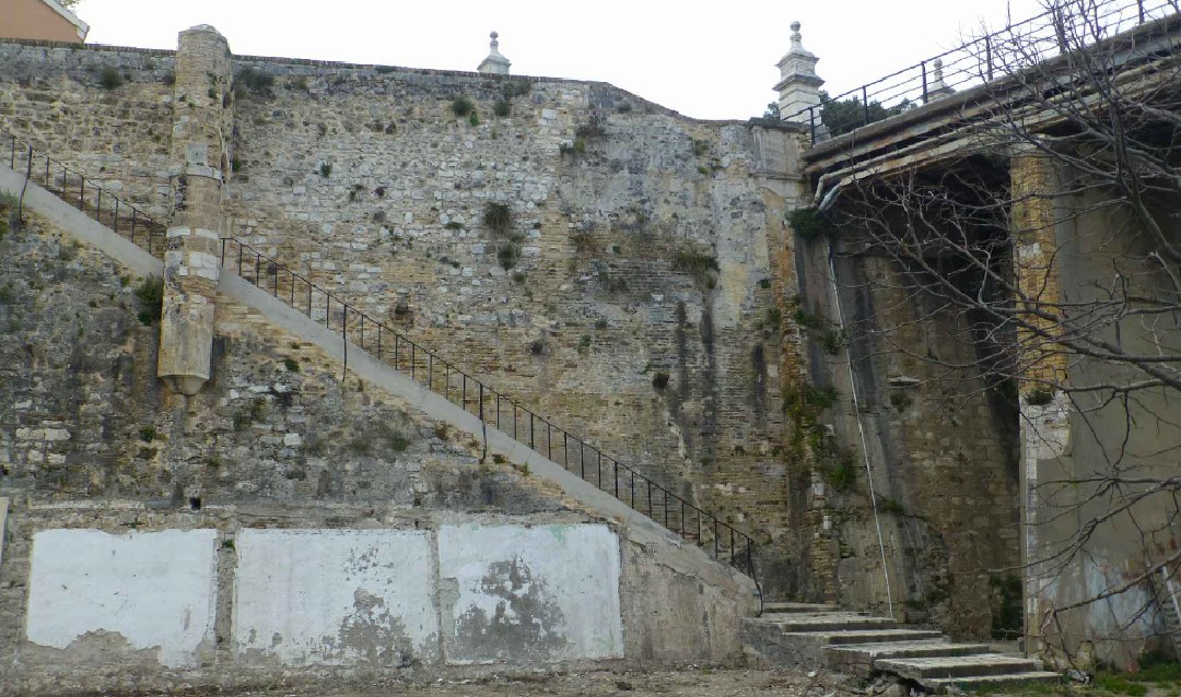 Άποψη τμήματος του αντικρημνού, της κλίμακας καθόδου και των επιχρισμάτων των νεώτερων προκτισμάτων