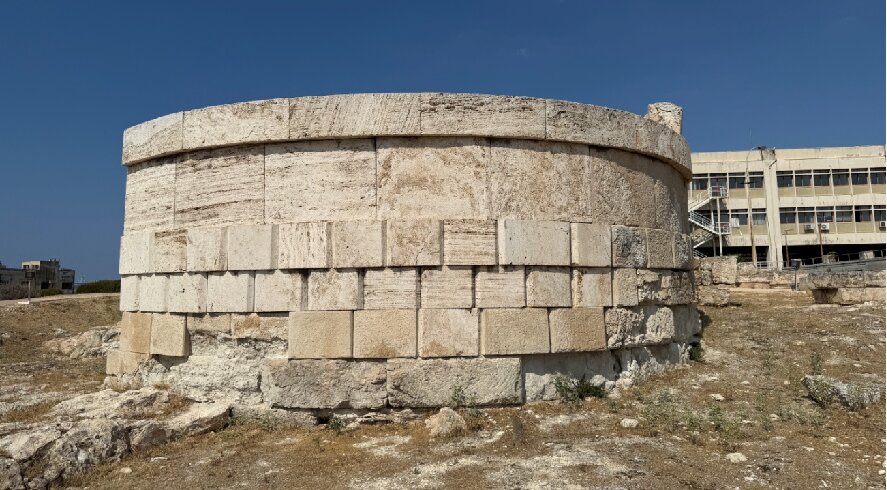 Ο ανατολικός κυκλικός πύργος, όπως φωτογραφήθηκε το 2025.