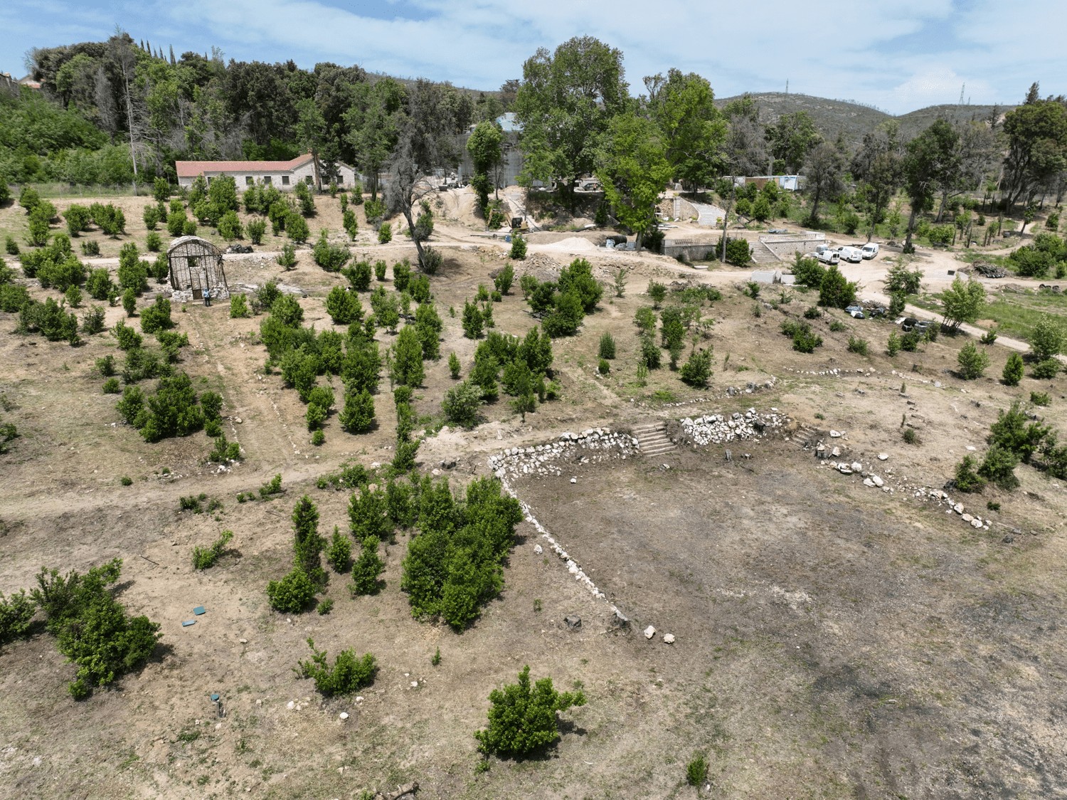 Άποψη του θερμοκηπίου και του γηπέδου του τένις. Υφιστάμενη κατάσταση