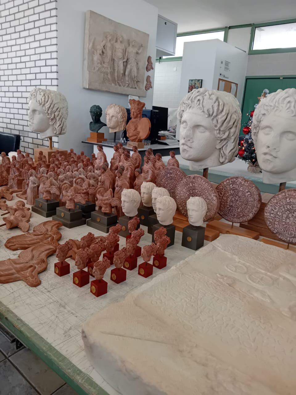 Αντίγραφα στα εργαστήρια του ΟΔΑΠ στον αρχαιολογικό χώρο της Αρχαίας Πέλλας