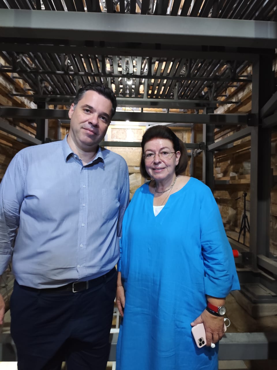 Από την επίσκεψη της Λίνας Μενδώνη και του Θανάση Κοντογεώργη στο ταφικό συγκρότημα, στον Τύμβο Καστά