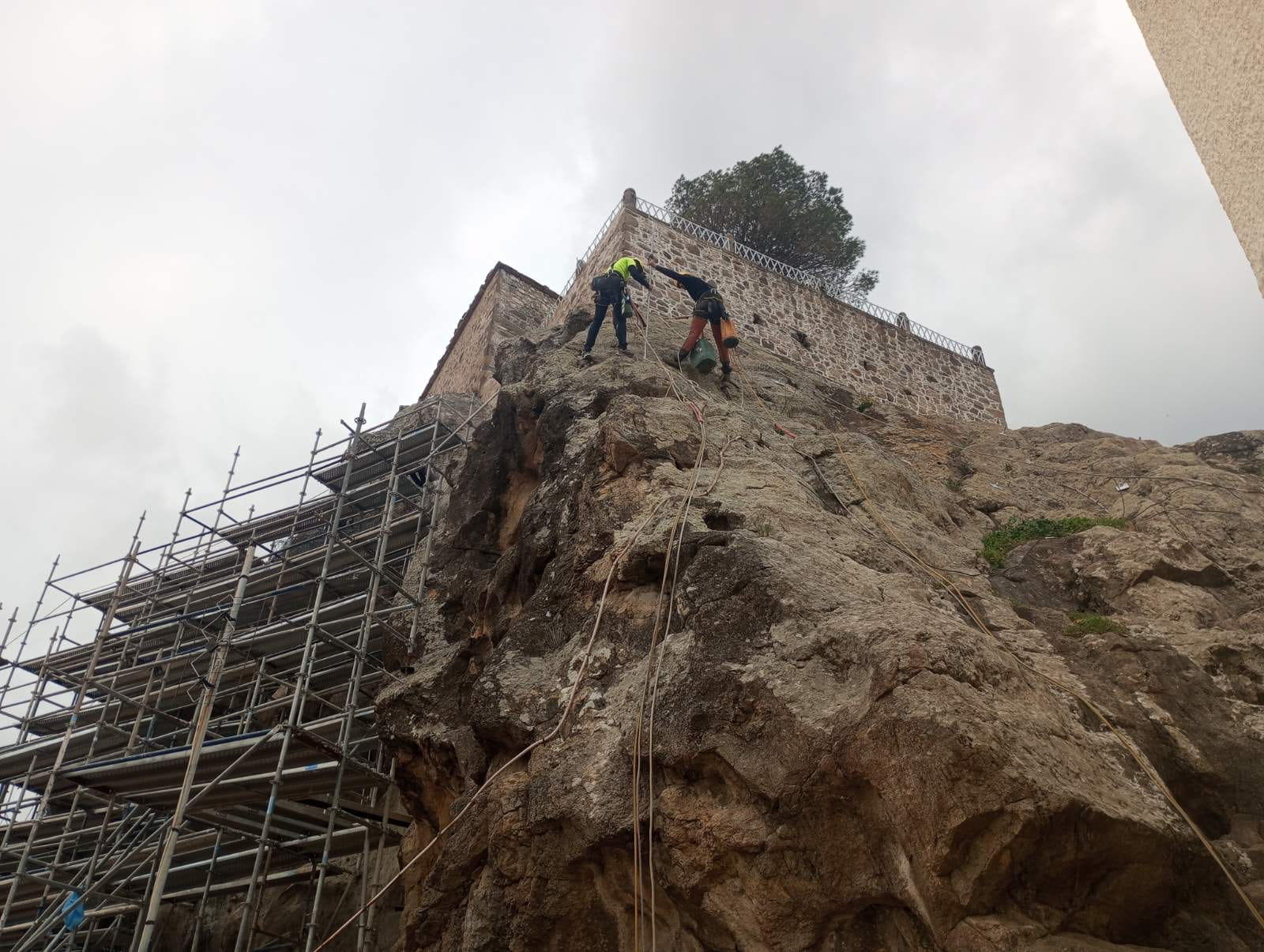 Εργασίες στερέωσης των πρανών στον βράχο της Πέτρας