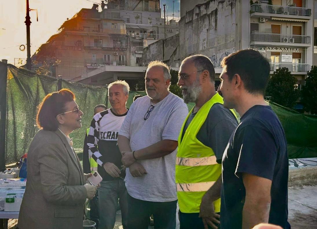 Η Λίνα Μενδώνη κατά την αυτοψία της στο αυτοψία στο έργο συντήρησης του συντριβανιού της πλατείας Γεωργίου Α’
