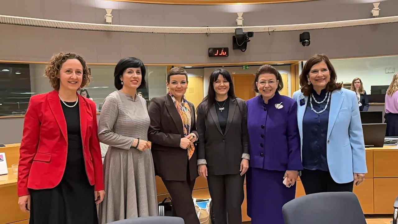 Η Λίνα Μενδώνη με τις Λίνα Κασσιανίδου, Νίνα Ομπούλιεν - Κόρζινεκ, Βάιντα Αλεκναβιτσιένε, Μάρτα Τσιενκόφκα και Χέιντι Πούργκα