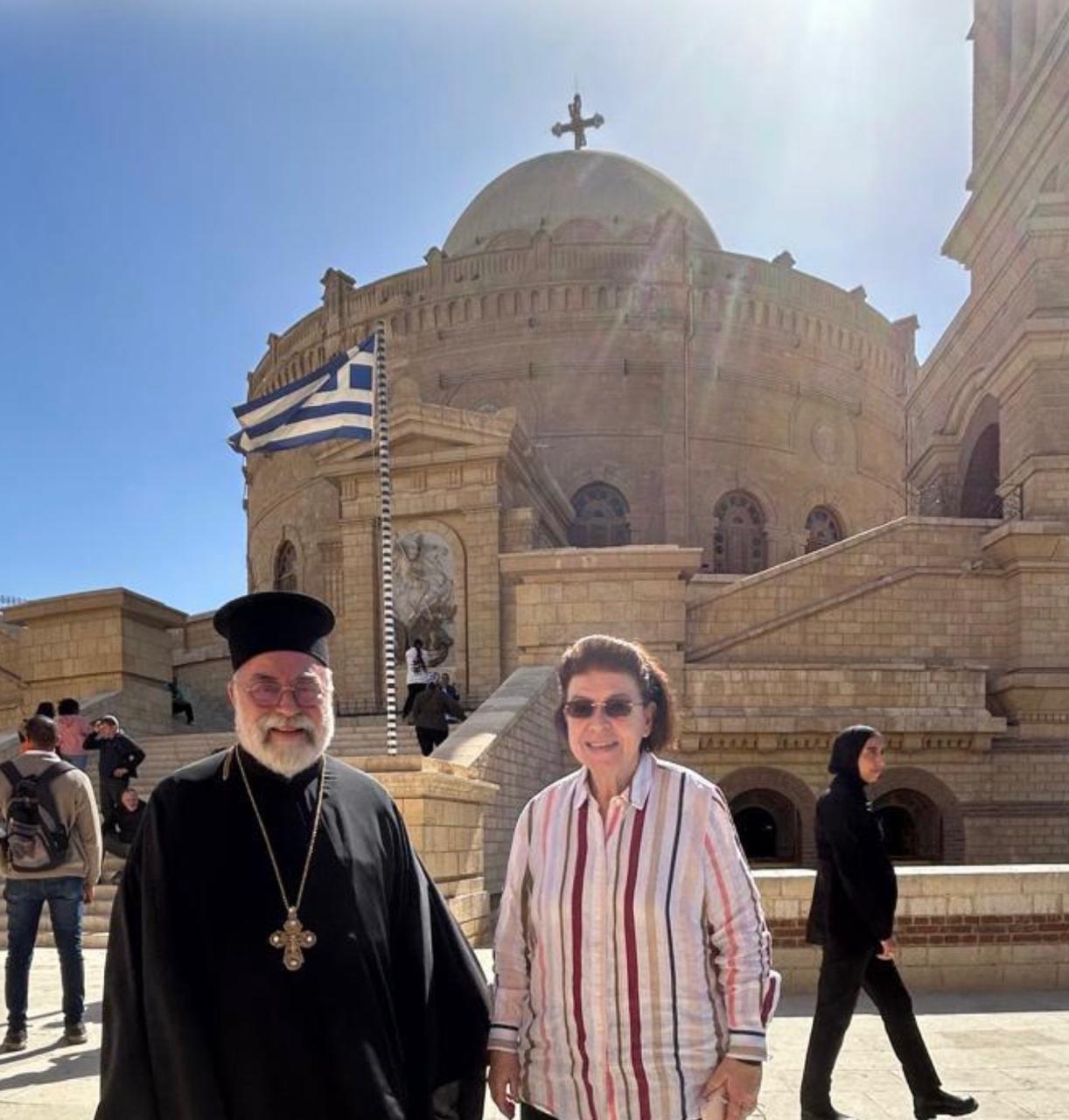 Η Λίνα Μενδώνη με τον Μητροπολίτη Σάββα στην Ιερά Μονή Αγίου Γεωργίου, στο Κάιρο