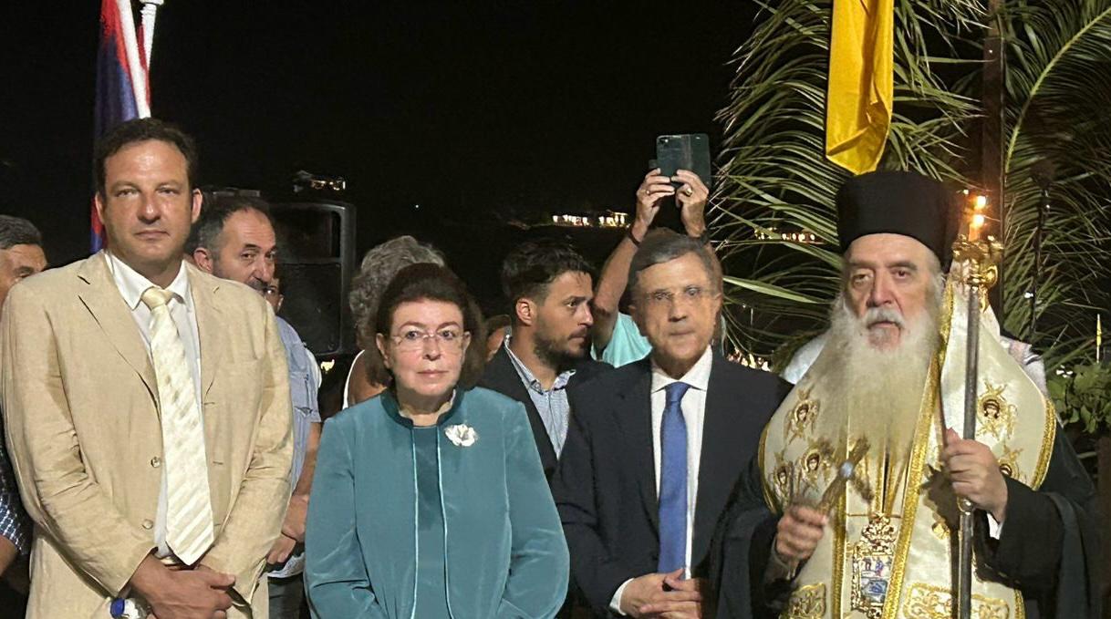 Η Λίνα Μενδώνη με τον Μητροπολίτη Σάμου, Ικαρίας και Κορσεών, τον Γιώργο Αυτιά και τον Παρασκευά Παπαγεωργίου