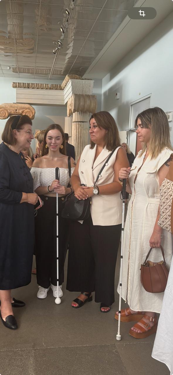 Η Λίνα Μενδώνη συζητά με κορίτσια με προβλήματα όρασης για την εμπειρία της επίσκεψης τους στο ΑΜΘ