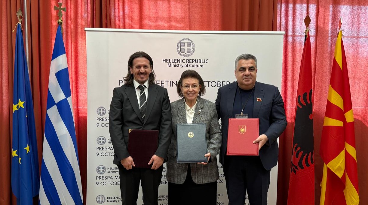 Η Λίνα Μενδώνη, ο Blendi Gonxhja και ο Sedat Sulejmani μετά το τέλος της Prespa Meeting