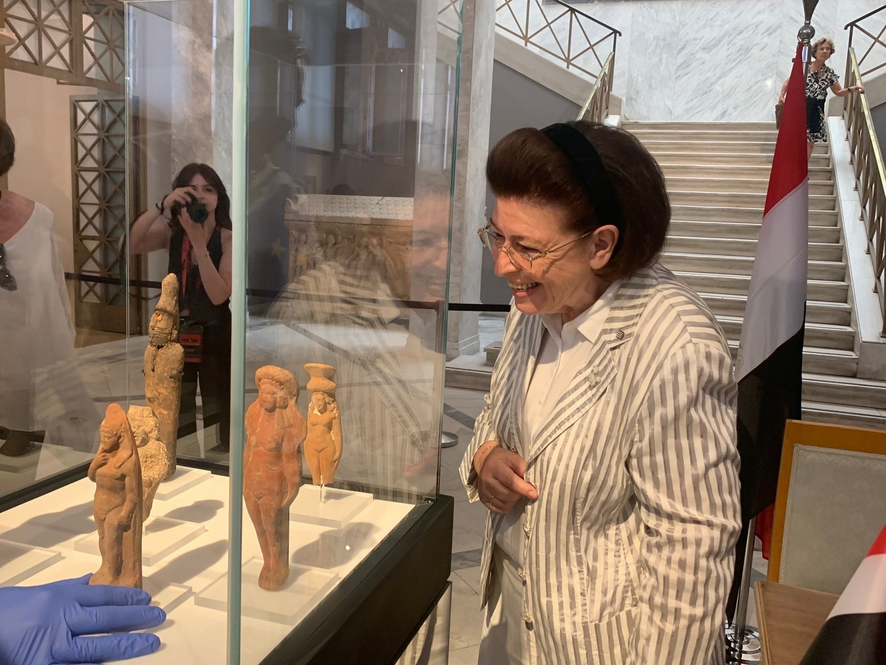 Η Υπουργός Πολιτισμου Λίνα Μενδώνη με τις αιγυπτιακές αρχαιότητες που επιστρέφει η Ελλάδα στην Αίγυπτο