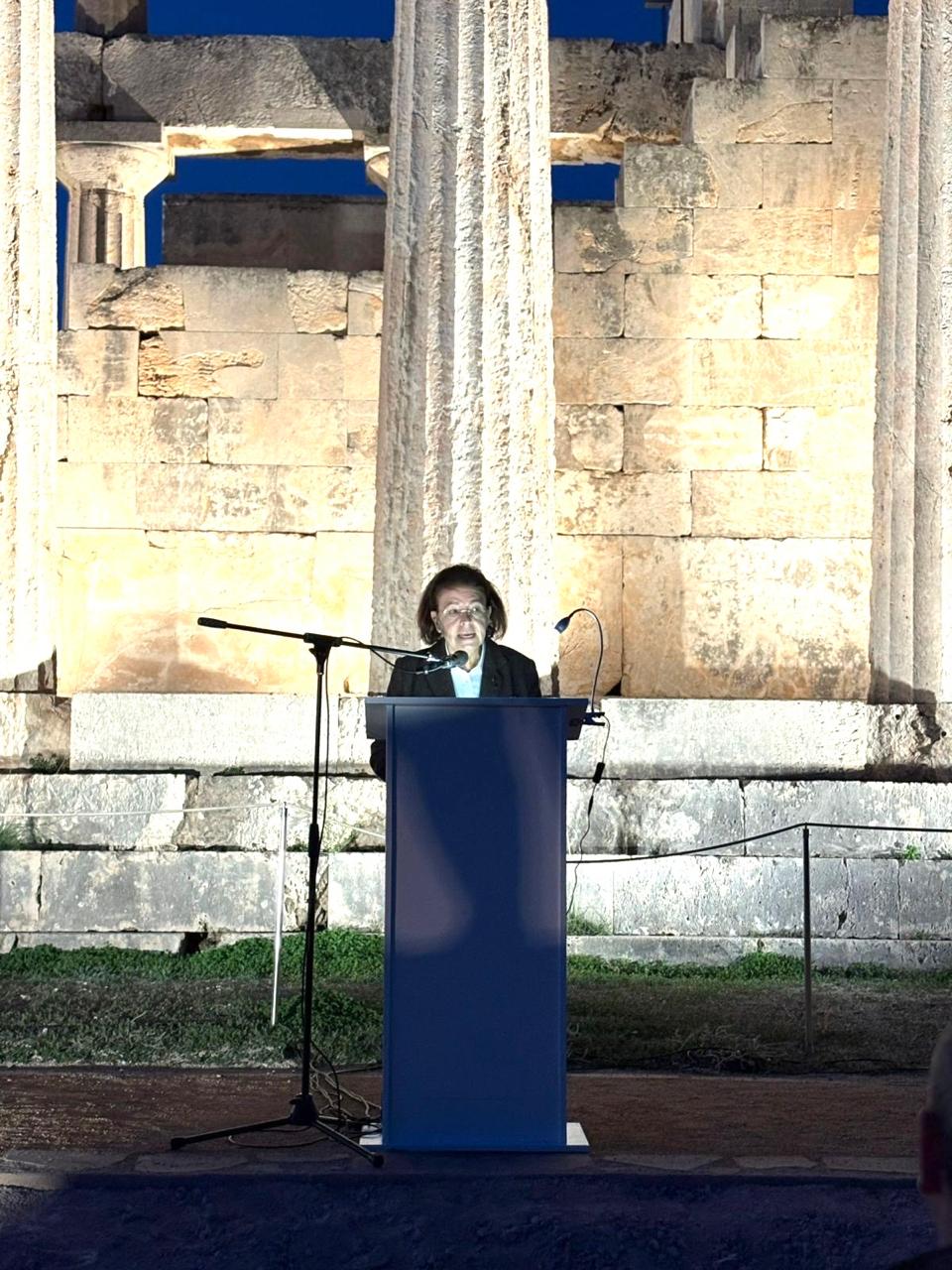 Η Υπουργός Πολιτισμού Λίνα Μενδώνη κατά την ομιλία της στο Ναό της Αφαίας