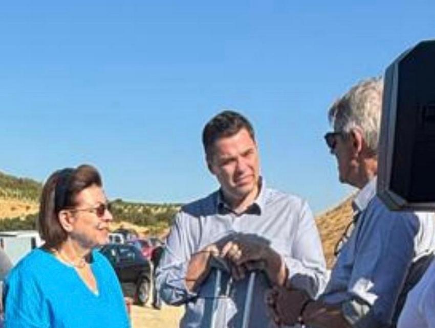 Η Υπουργός Πολιτισμού Λίνα Μενδώνη με τον τον Υφυπουργό παρά τω Πρωθυπουργώ Θανάση Κοντογεώργη και τον Προϊστάμενο των Διεύθυνσεων Αναστηλώσεων Αρχαίων και Βυζαντινών και Μεταβυζαντινών Μνημείων Θεμιστοκλή Βλαχούλη