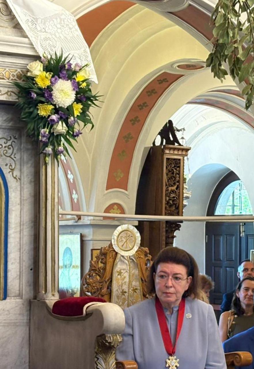 Η Υπουργός Πολιτισμού Λίνα Μενδώνη με τον χρυσό σταυρό με την εικόνα του Παντοκράτορος