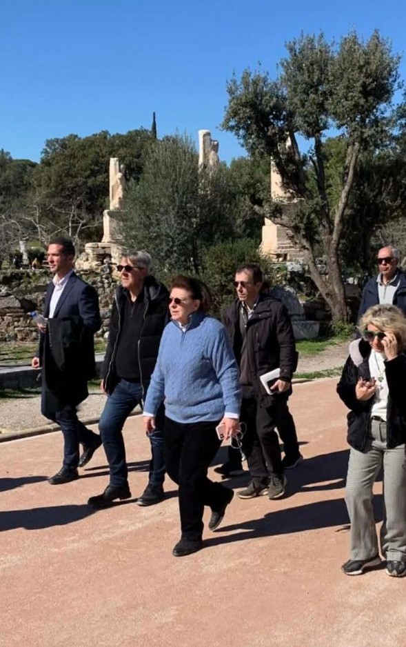 Η Υπουργός Πολιτισμού Λίνα Μενδώνη συνοδευόμενη από στελέχη του ΥΠΠΟ στην αυτοψία στην Αρχαία Αγορά