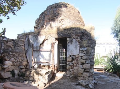 Η νότια, κύρια όψη του κτηρίου με τον πυλώνα της εισόδου