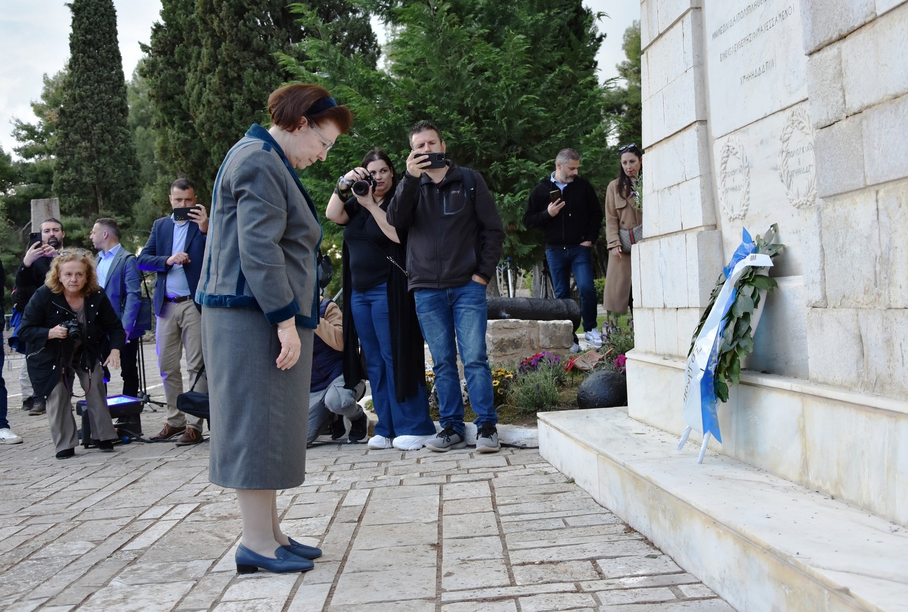 Κατάθεση στεφάνου από την Υπουργό Πολιτισμού Λίνα Μενδώνη στον Τύμβο των Πεσόντων στον Κήπο των Ηρώων