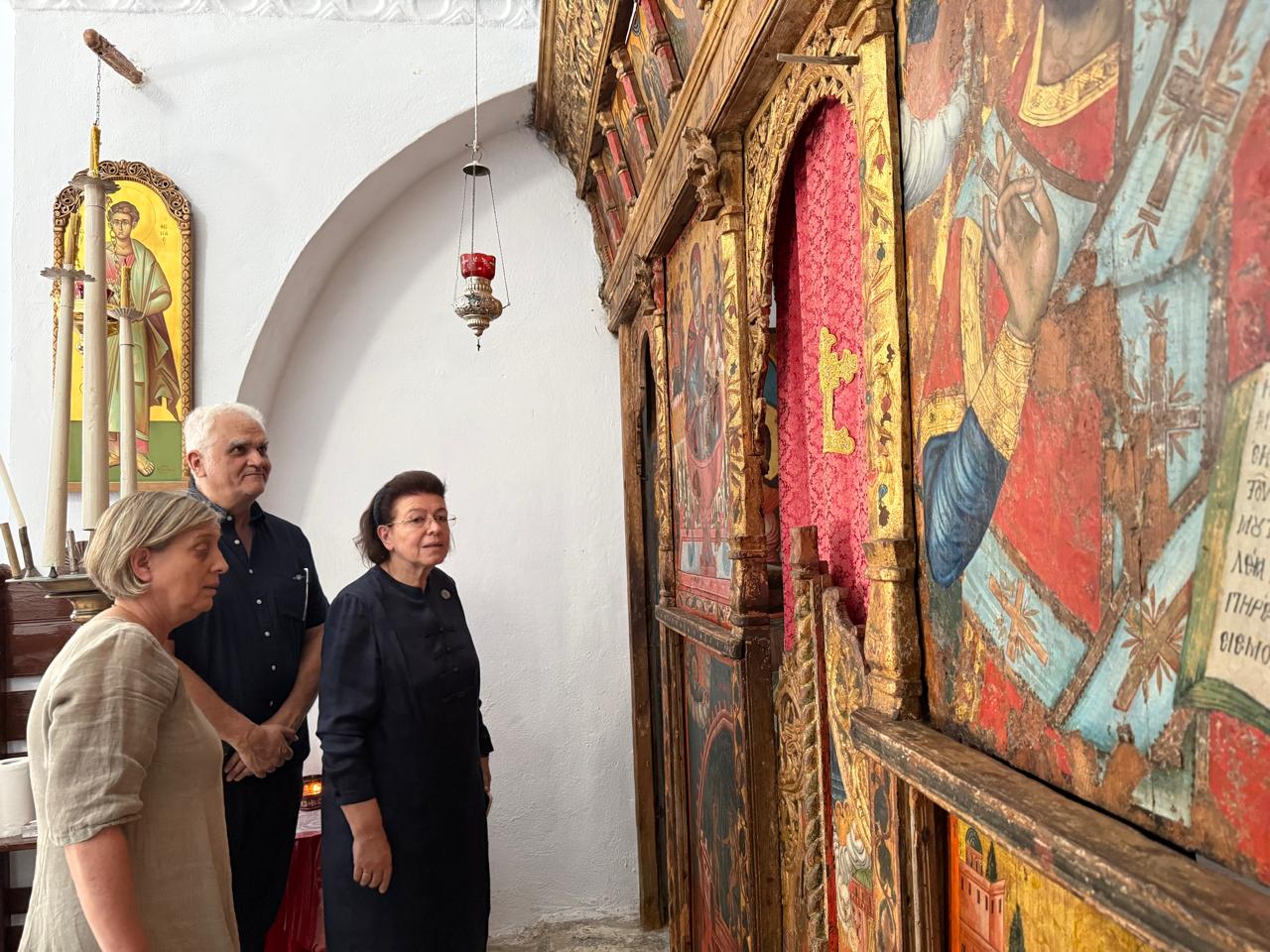 Λίνα Μενδώνη, Μαρία Μερτζάνη, Δημήτρης Αθανασούλης στην εκκλησία της Ζωοδόχου Πηγής, στη Χώρα Αμοργού