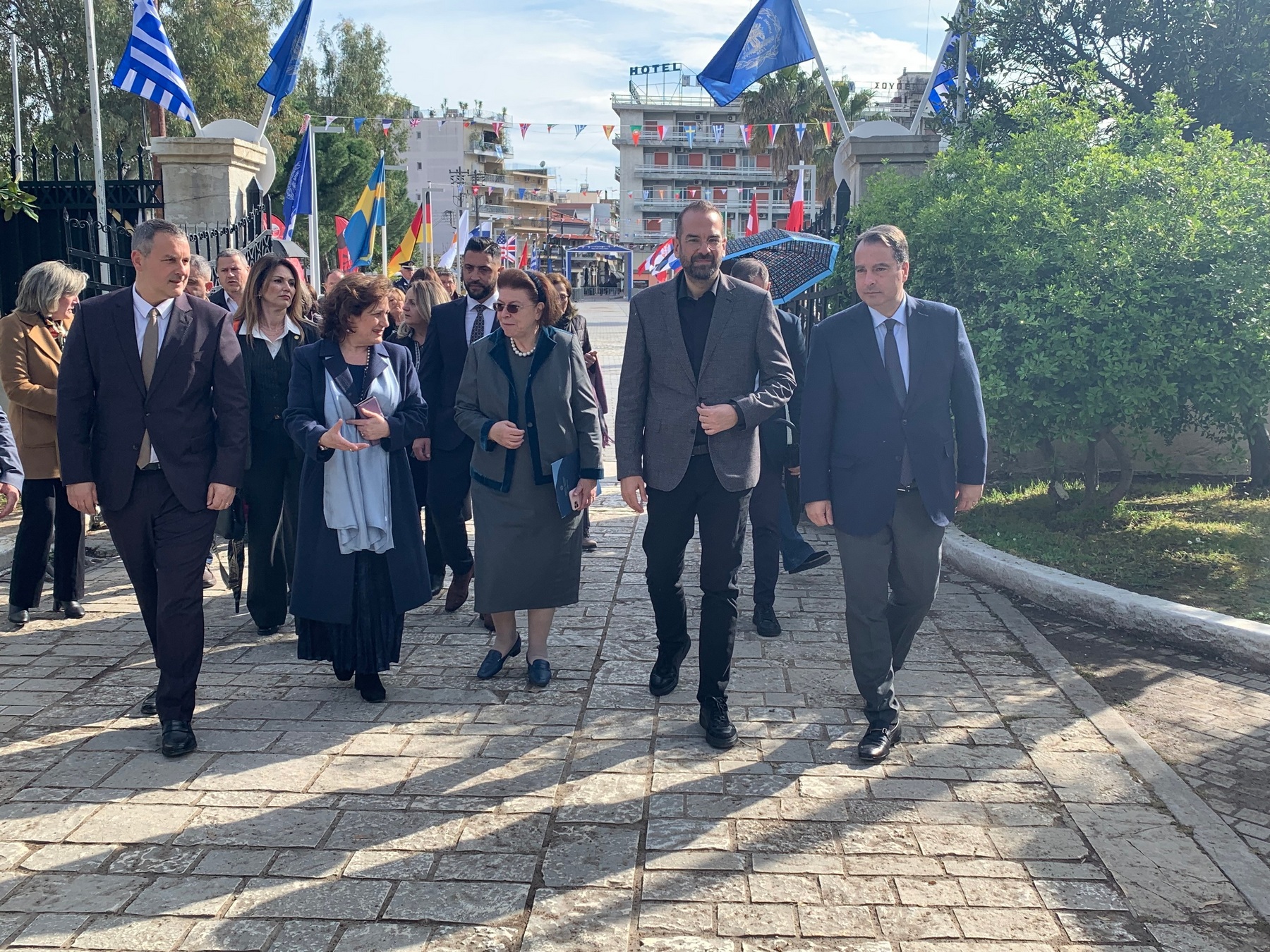 Λίνα Μενδώνη, Νεκτάριος Φαρμάκης, Σπυρίδων Διαμαντόπουλος, Αθανάσιος Παπαθανάσης και Ολυμπία Βικάτου στον Κήπο των Ηρώων στο Μεσολόγγι