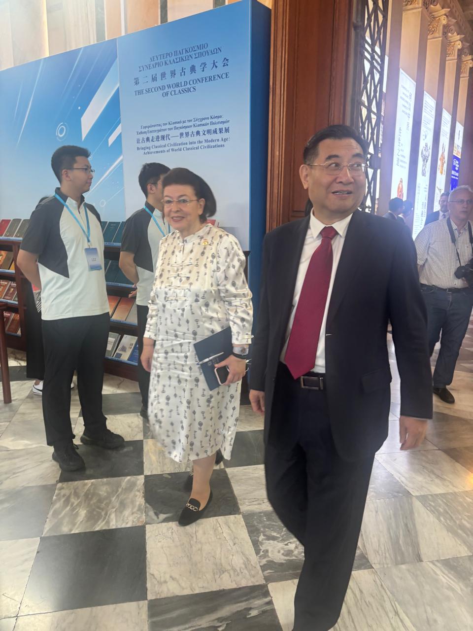 Λίνα Μενδώνη, Hu Heping