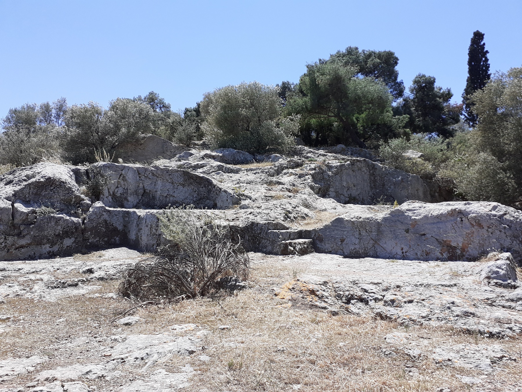 Λαξευμένα οικιστικά κατάλοιπα