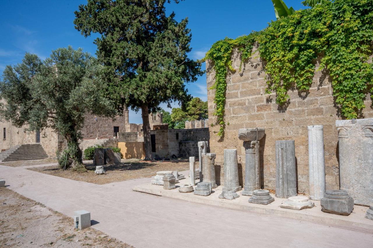 Μαρμάρινα αρχιτεκτονικά γλυπτά από ναούς πρωτοβυζαντινής περιόδου