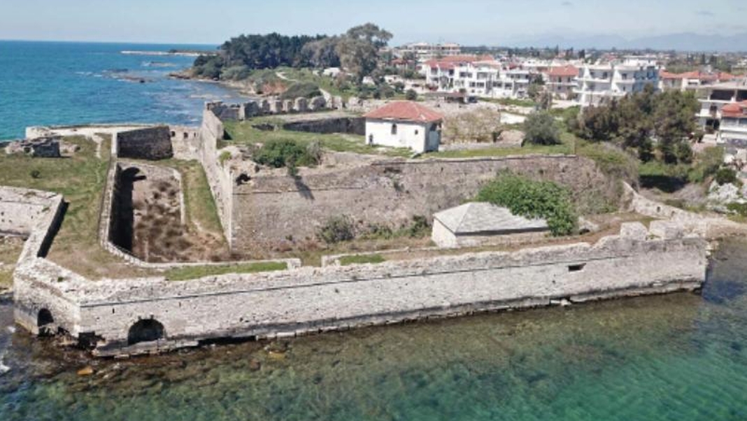 Ο Ναός των Αγίων Αναργύρων στο δώμα του Φρουρίου