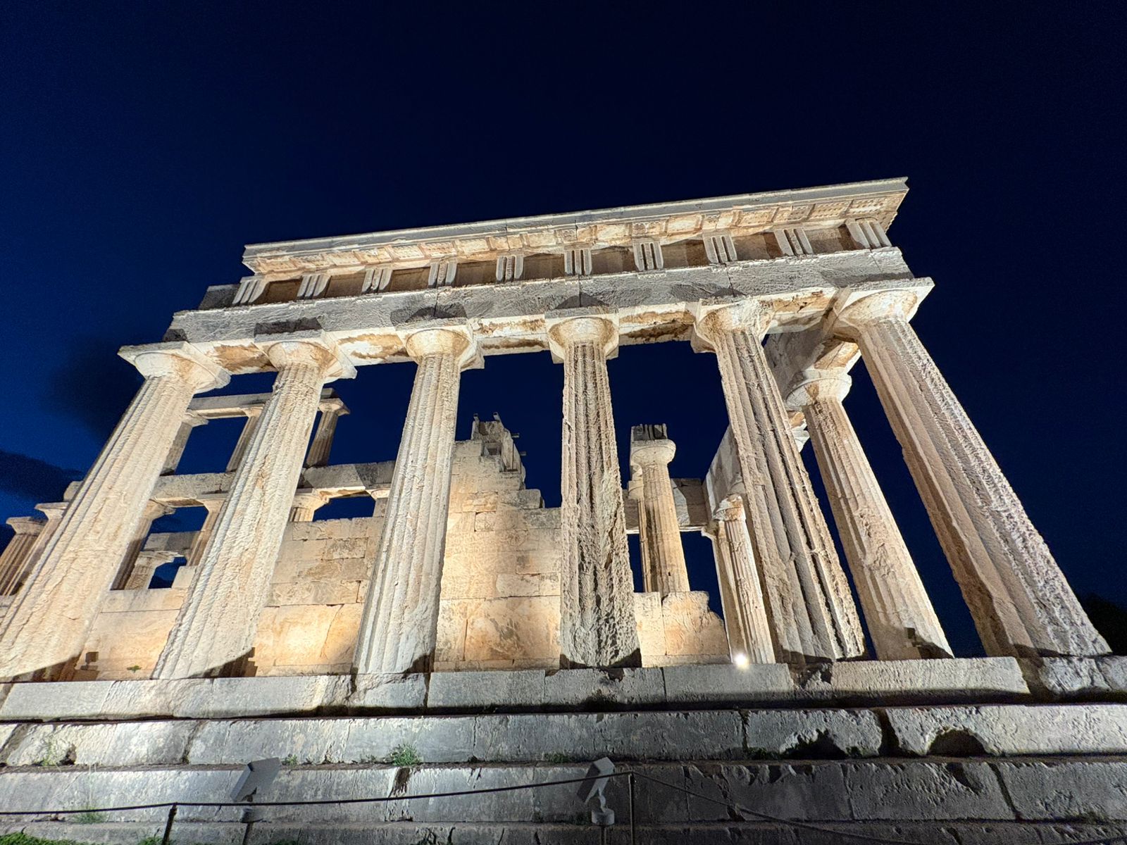 Ο νέος φωτισμός του Ναού της Αφαίας στην Αίγινα, αναδεικνύει το μεγαλείο του