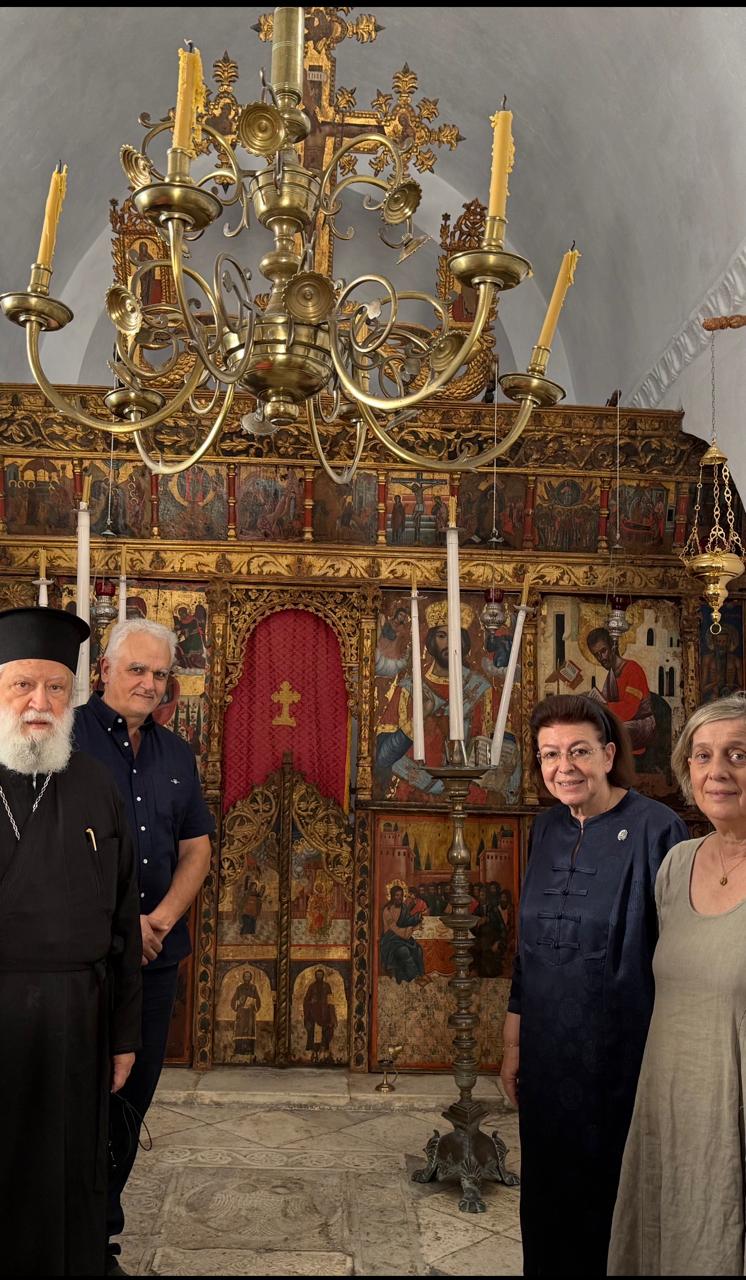 Ο πρωτοπρεσβύτερος π. Θωμάς Συνοδινός, με την Λίνα Μένδωνη, τη Μαρία Μερτζάνη και τον Δημήτρη Αθανασούλη στον Ι.Ν. Ζωοδόχου Πηγής