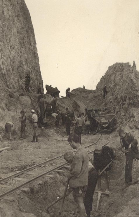 Το εργοτάξιο της Καρυάς - Το βουνό αρχίζει να κόβεται