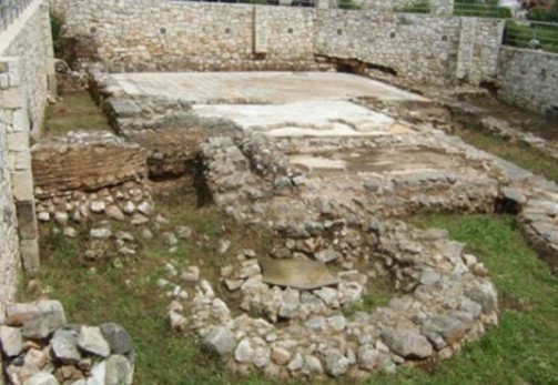 Το κυλινδρικό πηγάδι ως μέρος των καταλοίπων της ρωμαϊκής έπαυλης στην Αγία Ευφημία