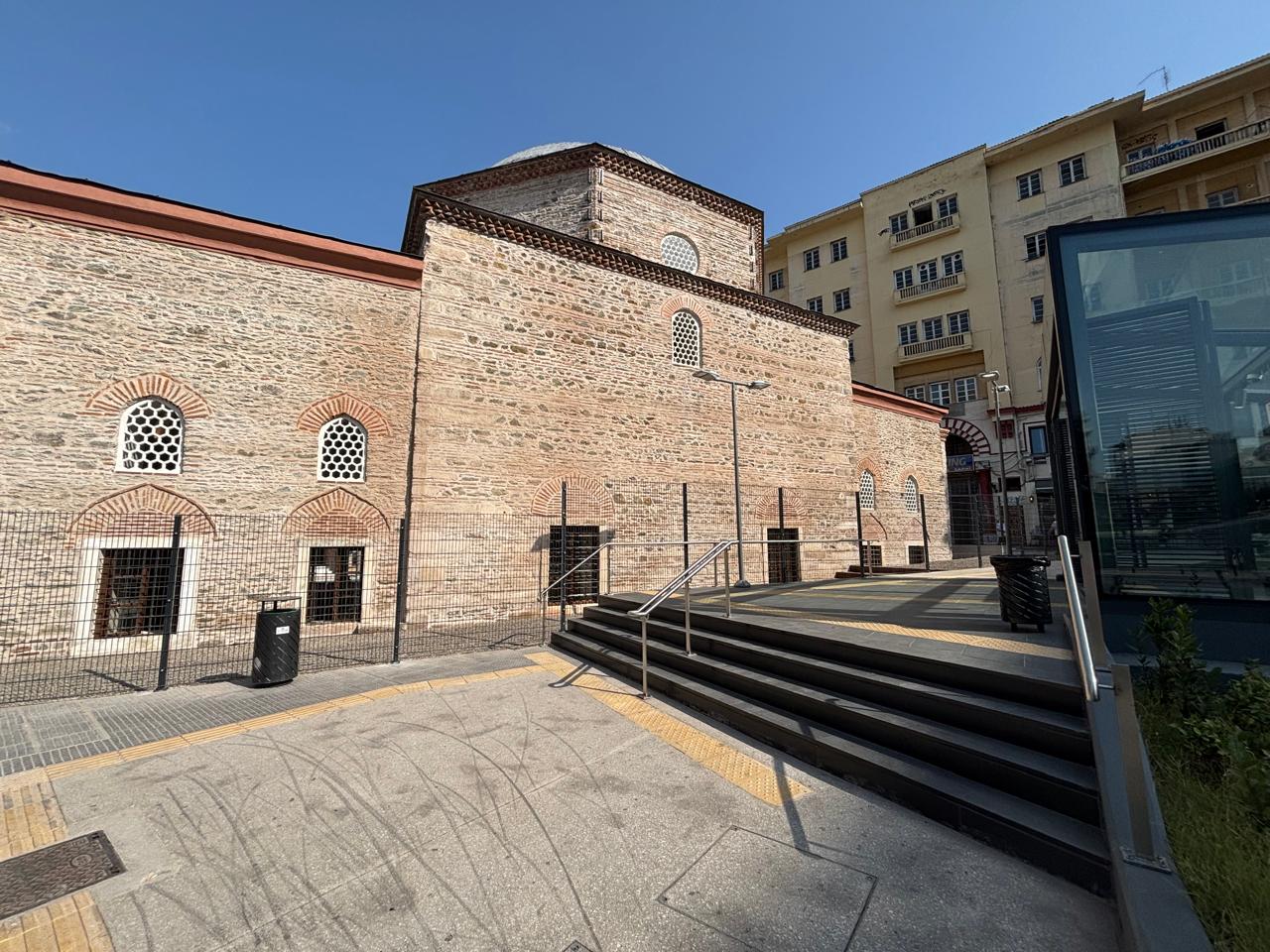 Το τέμενος εξωτερικά από την μεριά της εισόδου του μετρό