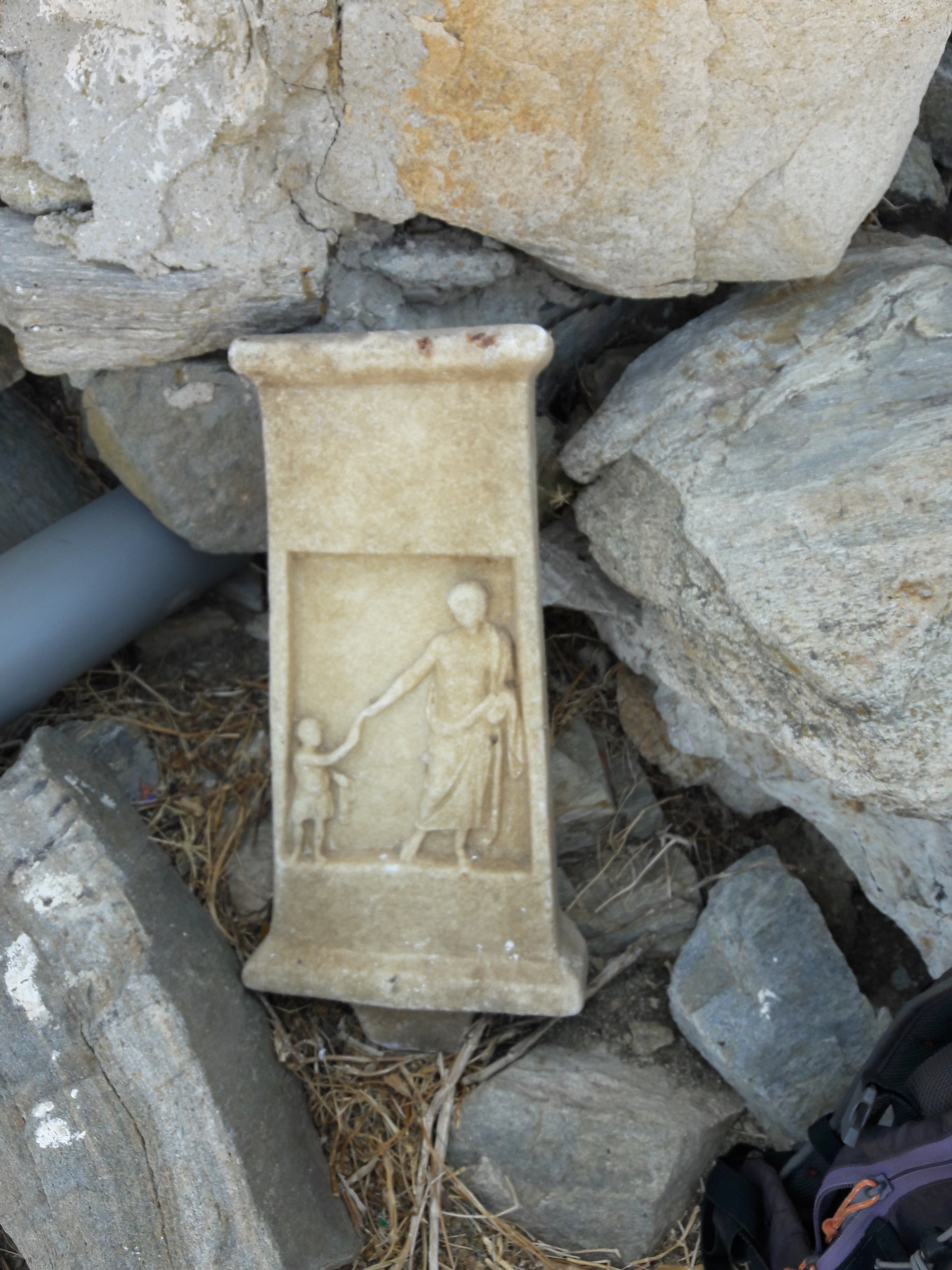Επιτύμβια στήλη που εντοπίστηκε κατά την εφετινή περίοδο έρευνας στην Ρήνεια