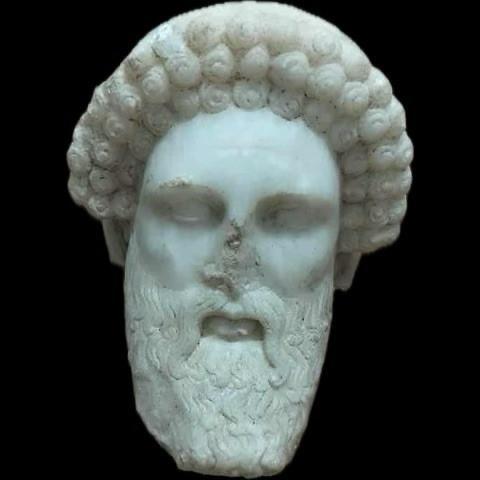 14. Μαρμάρινη γενειοφόρος κεφαλή Ερμή του τύπου του Ερμή Προπύλαιου. Ύψος 12,7 εκ. 2ος-1ος αι. π.Χ.