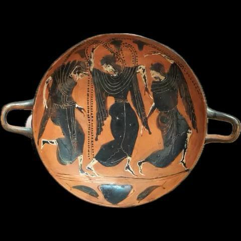 8. Αττική μελανόμορφη κύλικα της «Κατηγορίας του αποτμήματος». Στο εσωτερικό του αγγείου απεικονίζεται Διονυσιακή σκηνή: τρεις Μαινάδες που χορεύουν. Στο απότμημα κρατήρας εκατέρωθεν ψαριών. Διάμετρος 17,65 εκ. Ύστερος 6ος αι. π.Χ.